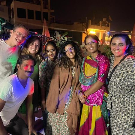 Black Pepper Home Stay Udaipur Bagian luar foto