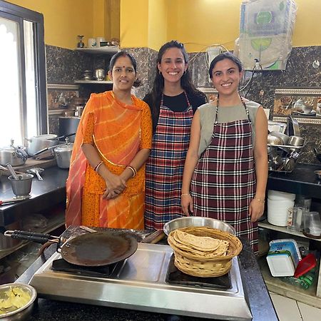 Black Pepper Home Stay Udaipur Bagian luar foto