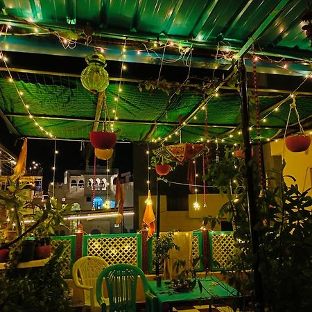Black Pepper Home Stay Udaipur Bagian luar foto