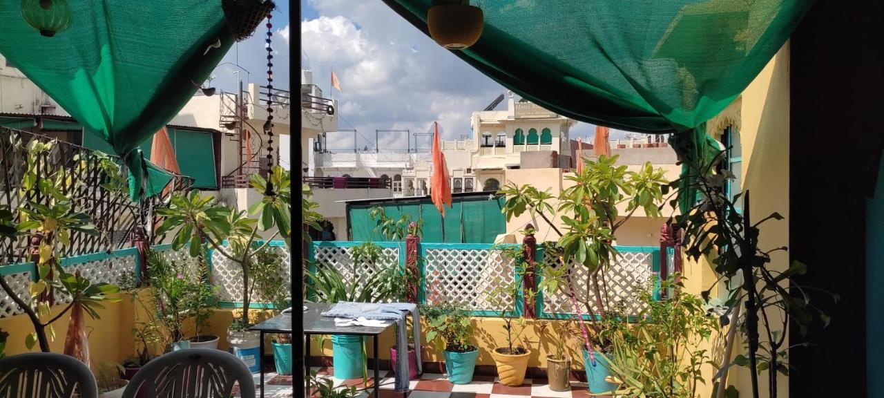 Black Pepper Home Stay Udaipur Bagian luar foto