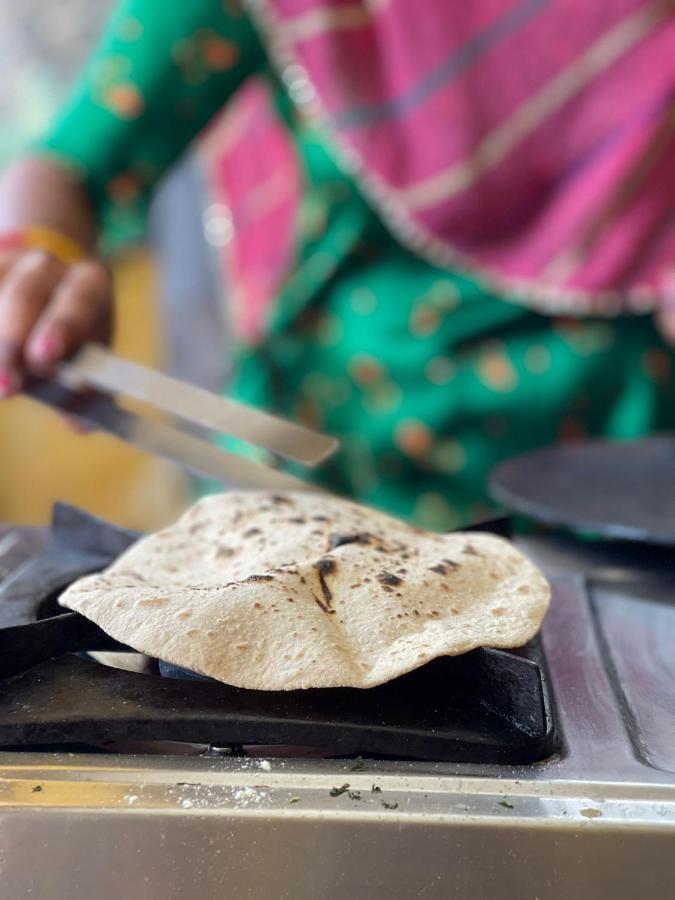 Black Pepper Home Stay Udaipur Bagian luar foto