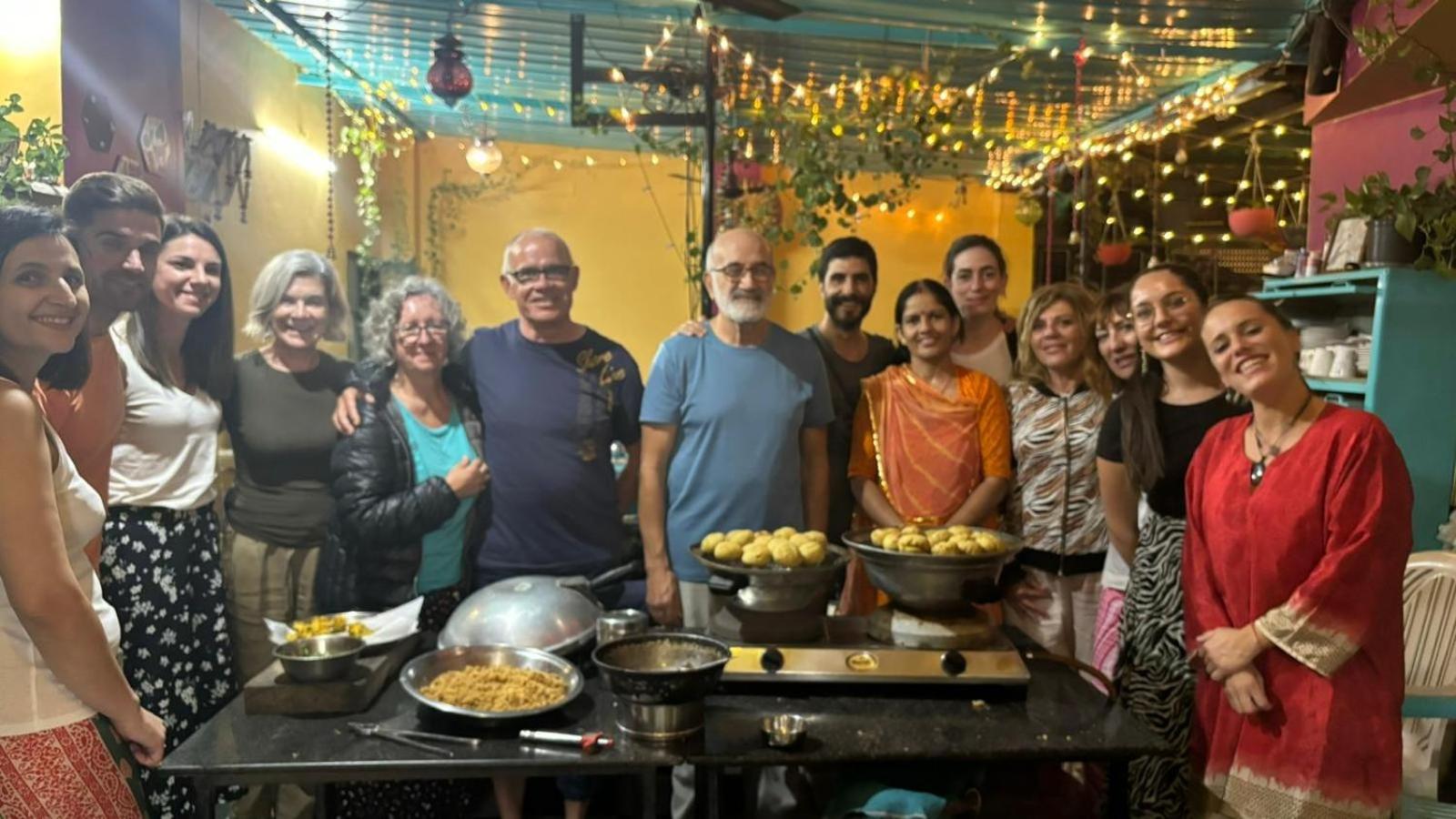 Black Pepper Home Stay Udaipur Bagian luar foto