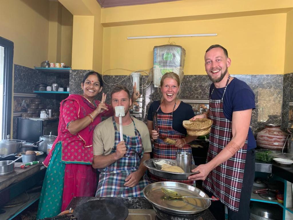 Black Pepper Home Stay Udaipur Bagian luar foto