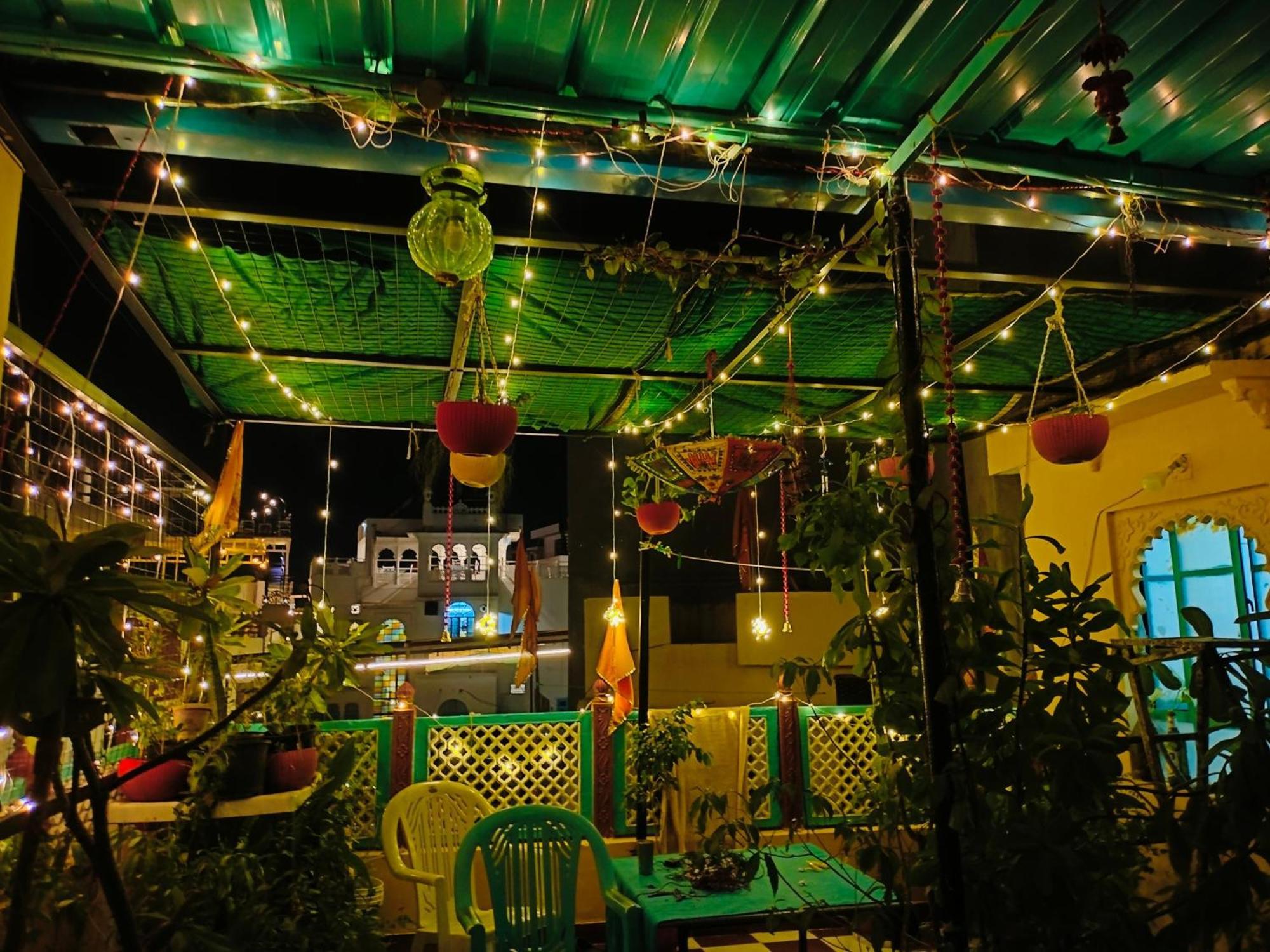 Black Pepper Home Stay Udaipur Bagian luar foto