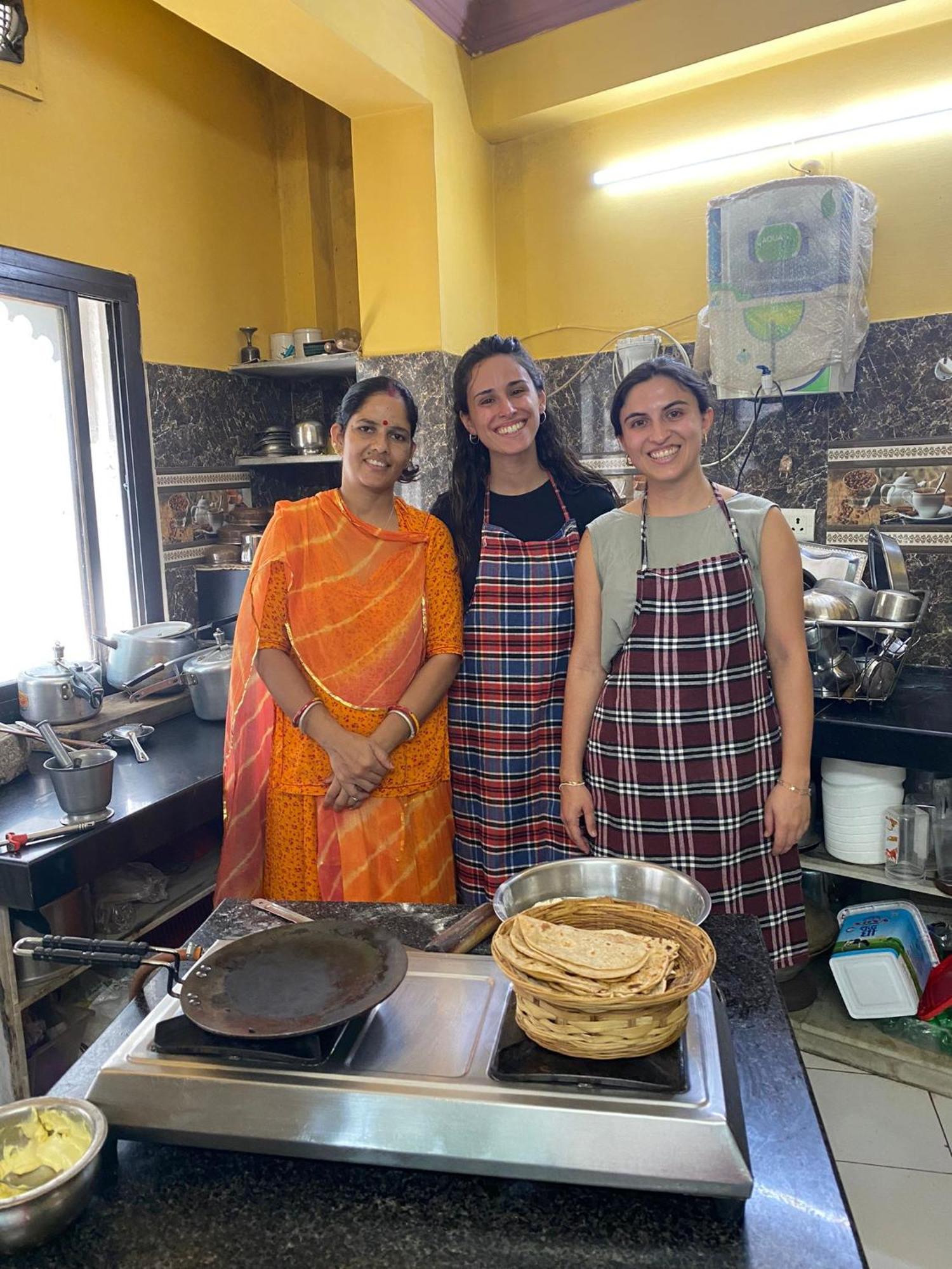 Black Pepper Home Stay Udaipur Bagian luar foto