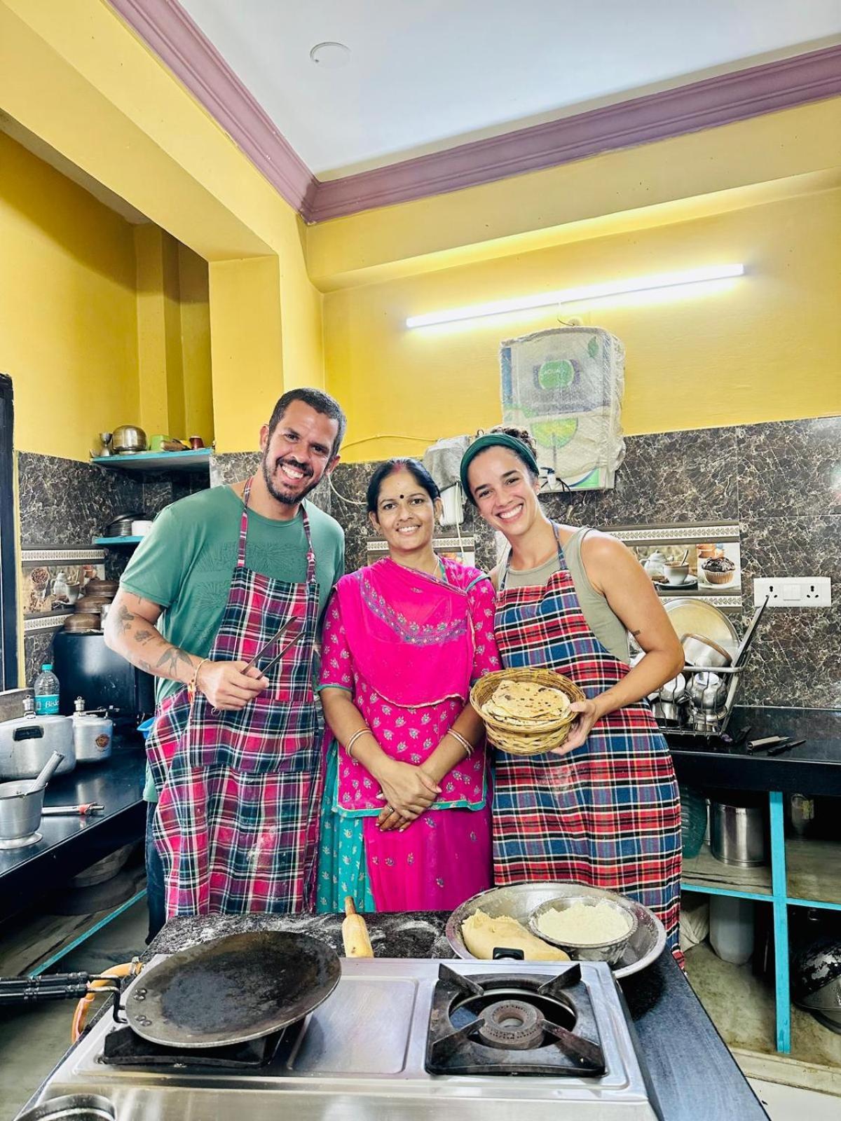 Black Pepper Home Stay Udaipur Bagian luar foto
