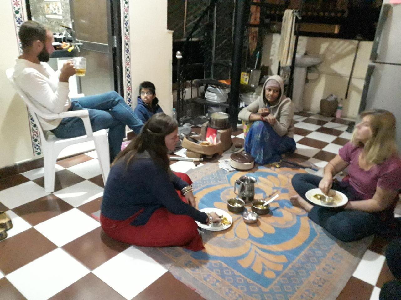 Black Pepper Home Stay Udaipur Bagian luar foto