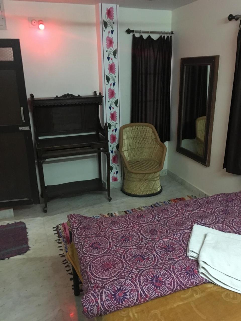 Black Pepper Home Stay Udaipur Bagian luar foto