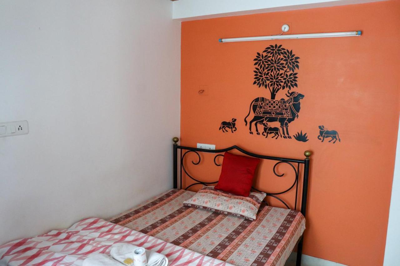 Black Pepper Home Stay Udaipur Bagian luar foto