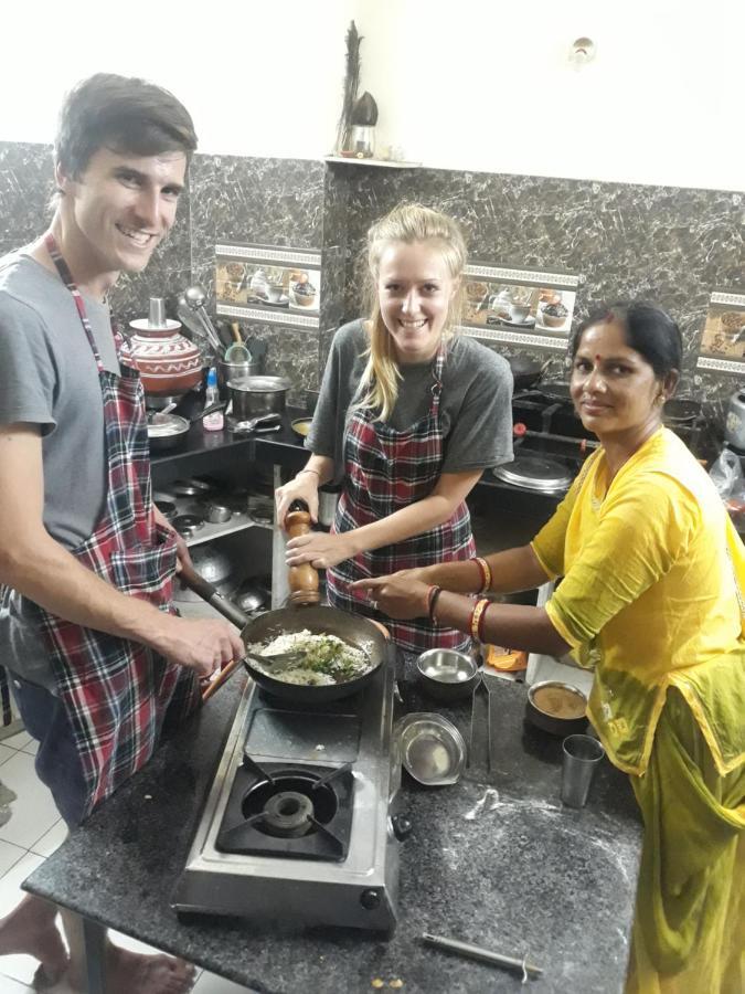 Black Pepper Home Stay Udaipur Bagian luar foto